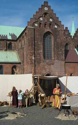 Vikinge-telte foran domkirken i Århus
